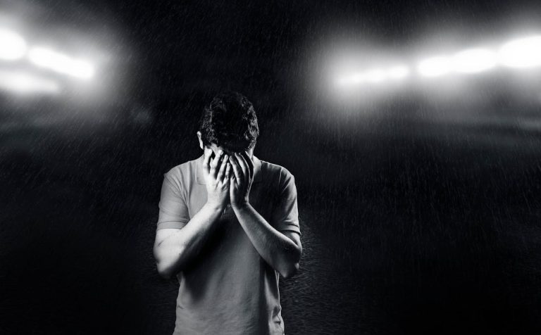 6 Secret Signs You Have Cherophobia (Fear of Joy)